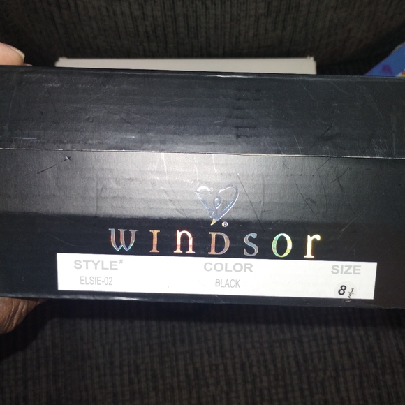 Multiple pairs of women's shoes - Picture 3 of 16